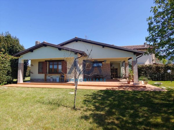 casa indipendente in vendita ad Assisi in zona Castelnuovo