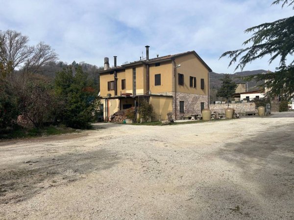 casa indipendente in vendita ad Assisi in zona Costa di Trex
