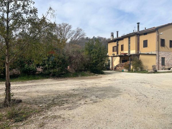 casa indipendente in vendita ad Assisi in zona Costa di Trex