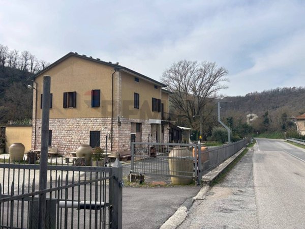 casa indipendente in vendita ad Assisi in zona Costa di Trex