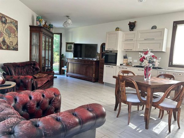 casa indipendente in vendita ad Assisi in zona Palazzo