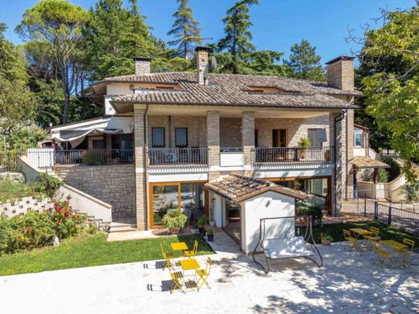 casa indipendente in vendita ad Assisi in zona Palazzo