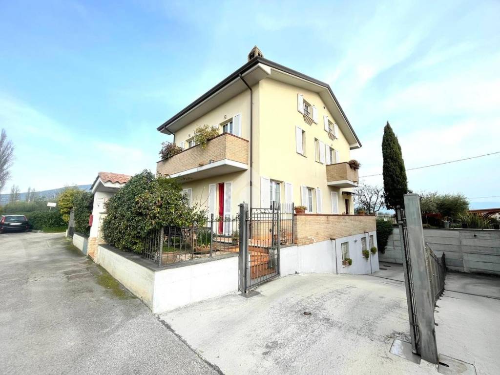 casa indipendente in vendita ad Assisi in zona Castelnuovo