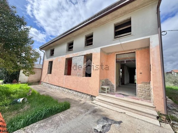 casa indipendente in vendita ad Assisi in zona Rivotorto