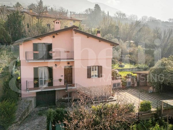 casa indipendente in vendita ad Assisi in zona Viole