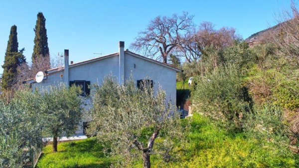 casa indipendente in vendita ad Assisi in zona Viole