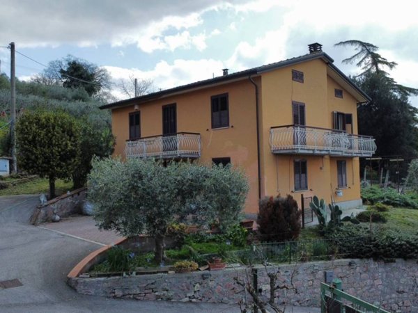 casa indipendente in vendita ad Assisi in zona Petrignano