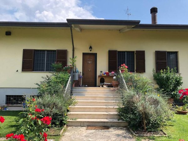 casa indipendente in vendita ad Assisi in zona Petrignano