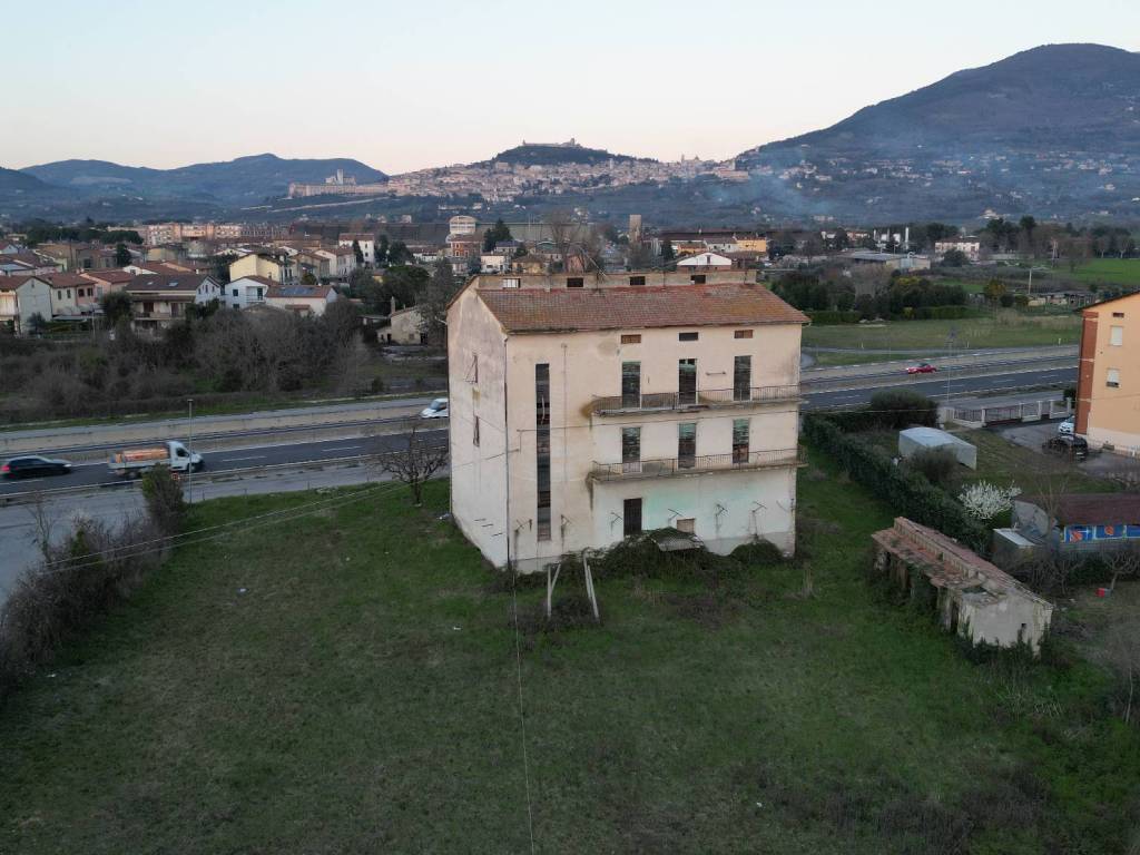 intera palazzina in vendita ad Assisi in zona Tordandrea