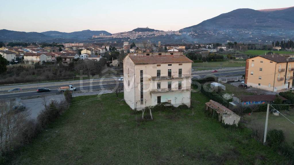 casa indipendente in vendita ad Assisi in zona Palazzo
