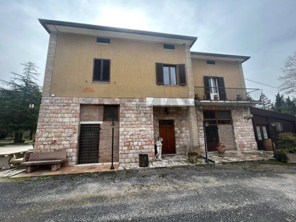 casa indipendente in vendita ad Assisi in zona Costa di Trex
