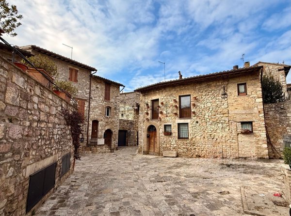 casa indipendente in vendita ad Assisi in zona Paradiso