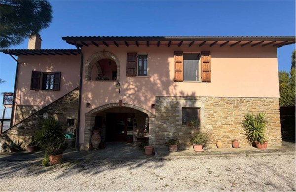 casa indipendente in vendita ad Assisi in zona Palazzo