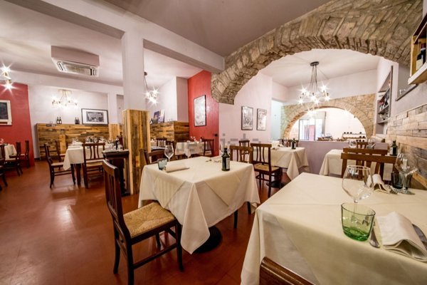locale commerciale in vendita ad Assisi