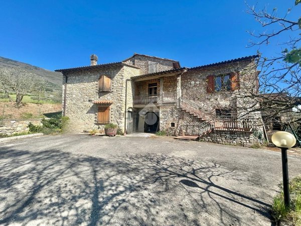 casa semindipendente in vendita ad Assisi in zona Capodacqua