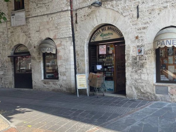 negozio in vendita ad Assisi