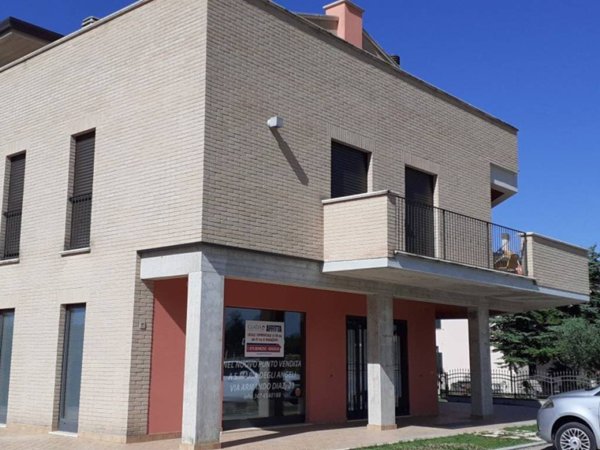 negozio in vendita ad Assisi in zona Rivotorto