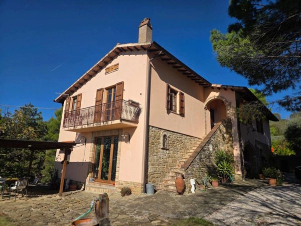 casa indipendente in vendita ad Assisi in zona Palazzo