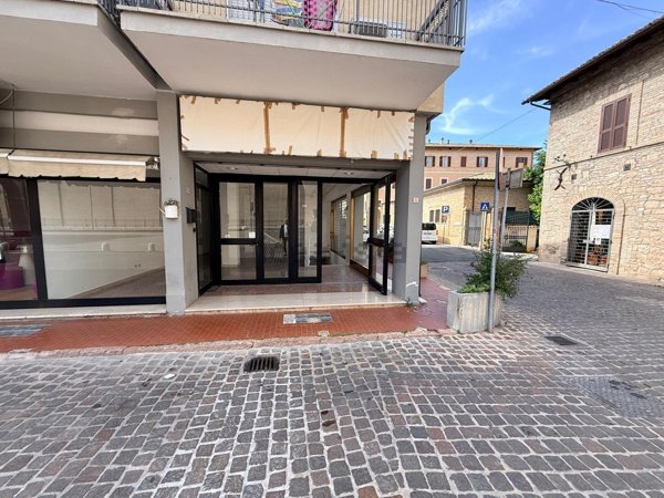 locale commerciale in vendita ad Assisi