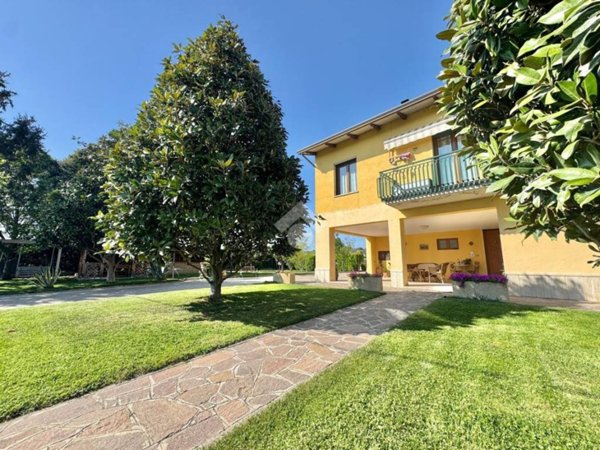 casa indipendente in vendita ad Assisi in zona Petrignano