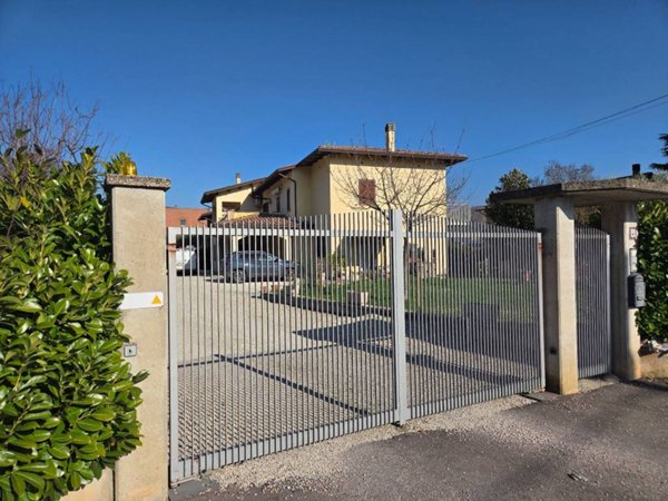 casa indipendente in vendita ad Assisi in zona Petrignano