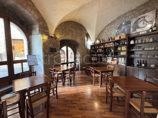 negozio in vendita ad Assisi