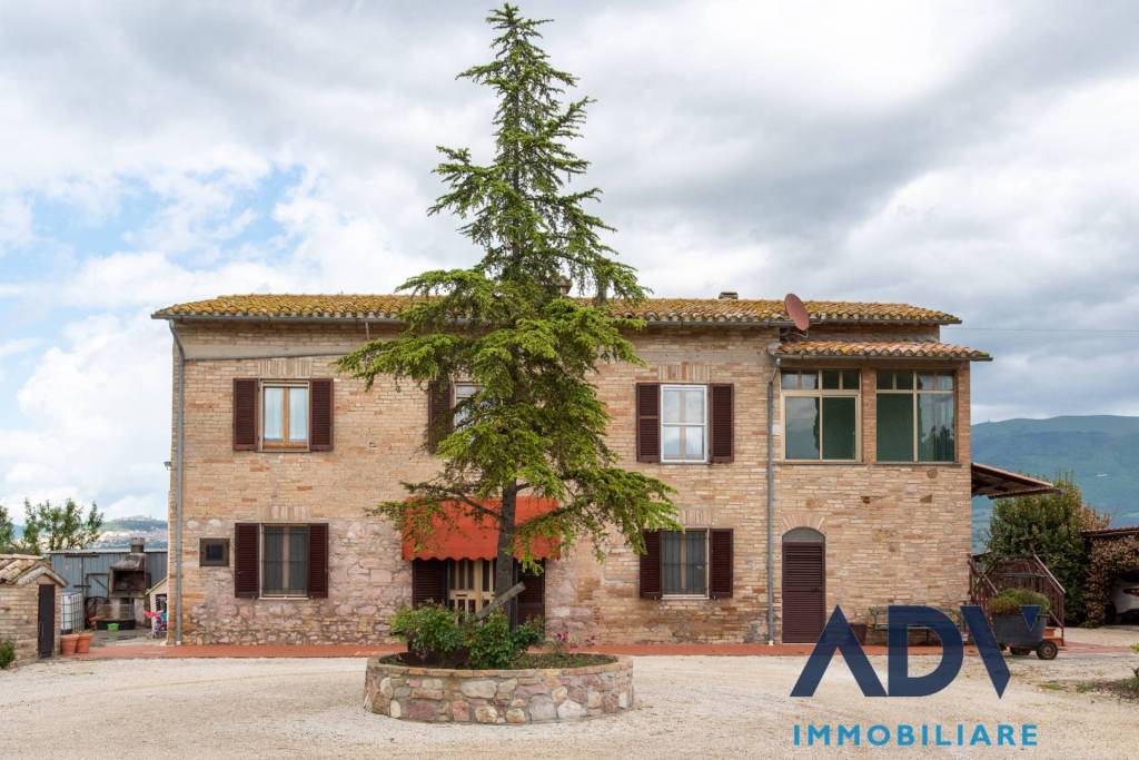 casa indipendente in vendita ad Assisi in zona Paradiso