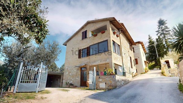 casa indipendente in vendita ad Assisi in zona Viole
