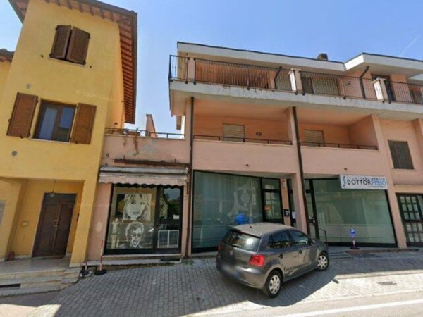 locale commerciale in vendita ad Assisi