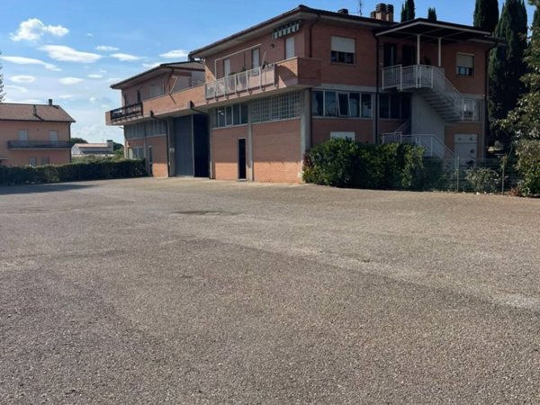 locale commerciale in vendita ad Assisi in zona Santa Maria degli Angeli