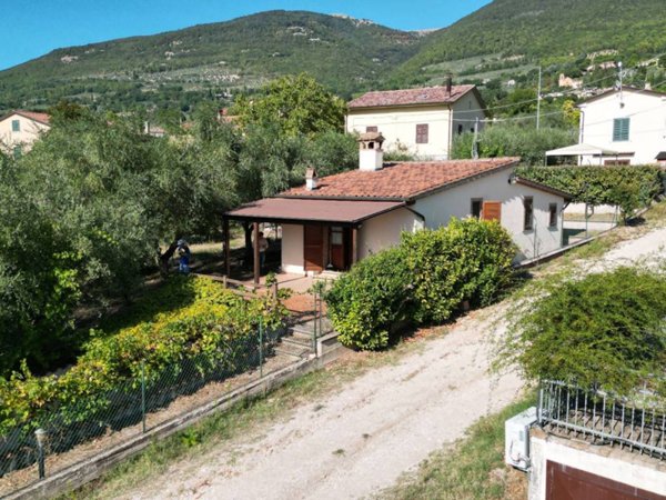 casa indipendente in vendita ad Assisi in zona Viole