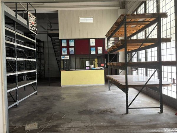 locale commerciale in vendita a Bastia Umbra