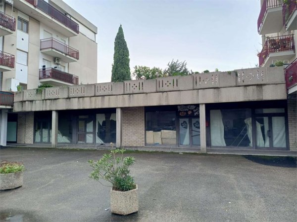 locale commerciale in vendita a Bastia Umbra