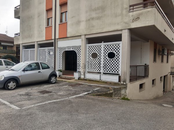 locale commerciale in vendita a Bastia Umbra in zona Ospedalicchio
