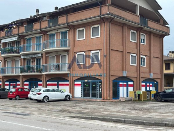 locale commerciale in vendita a Bastia Umbra