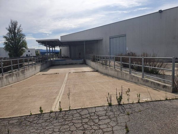 locale di sgombero in vendita a Bastia Umbra in zona Ospedalicchio