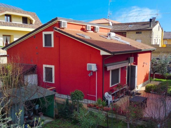 casa indipendente in vendita a Bastia Umbra