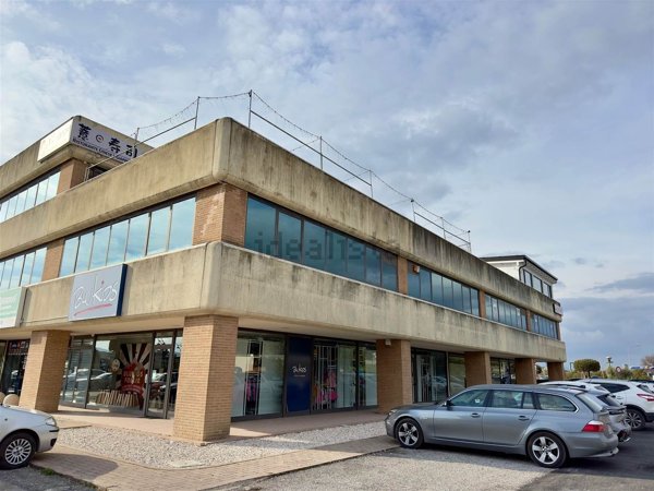 locale commerciale in vendita a Bastia Umbra