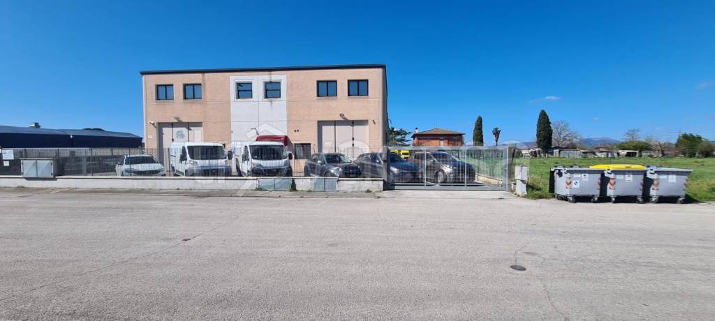 locale commerciale in vendita a Bastia Umbra in zona Ospedalicchio