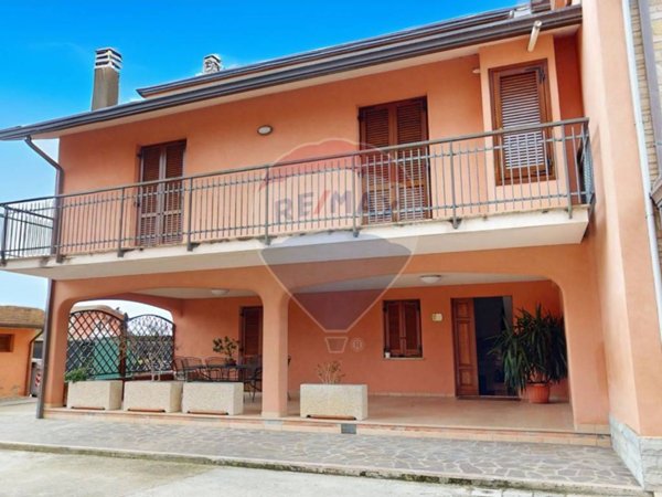 casa indipendente in vendita a Bastia Umbra in zona Cipresso