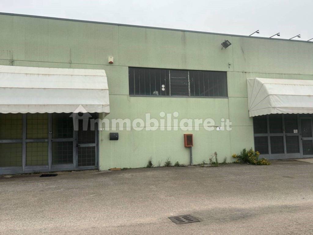 capannone in vendita a Bastia Umbra in zona Ospedalicchio