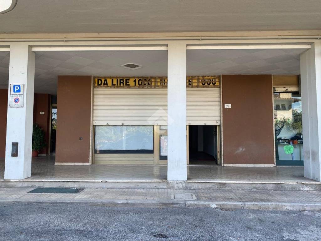 locale commerciale in vendita a Bastia Umbra