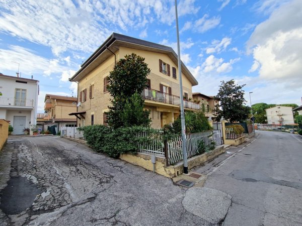 casa indipendente in vendita a Bastia Umbra