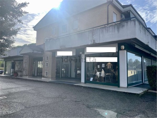 locale commerciale in vendita a Bastia Umbra
