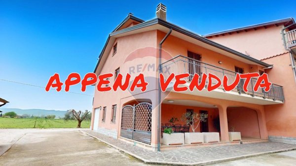 casa indipendente in vendita a Bastia Umbra in zona Cipresso