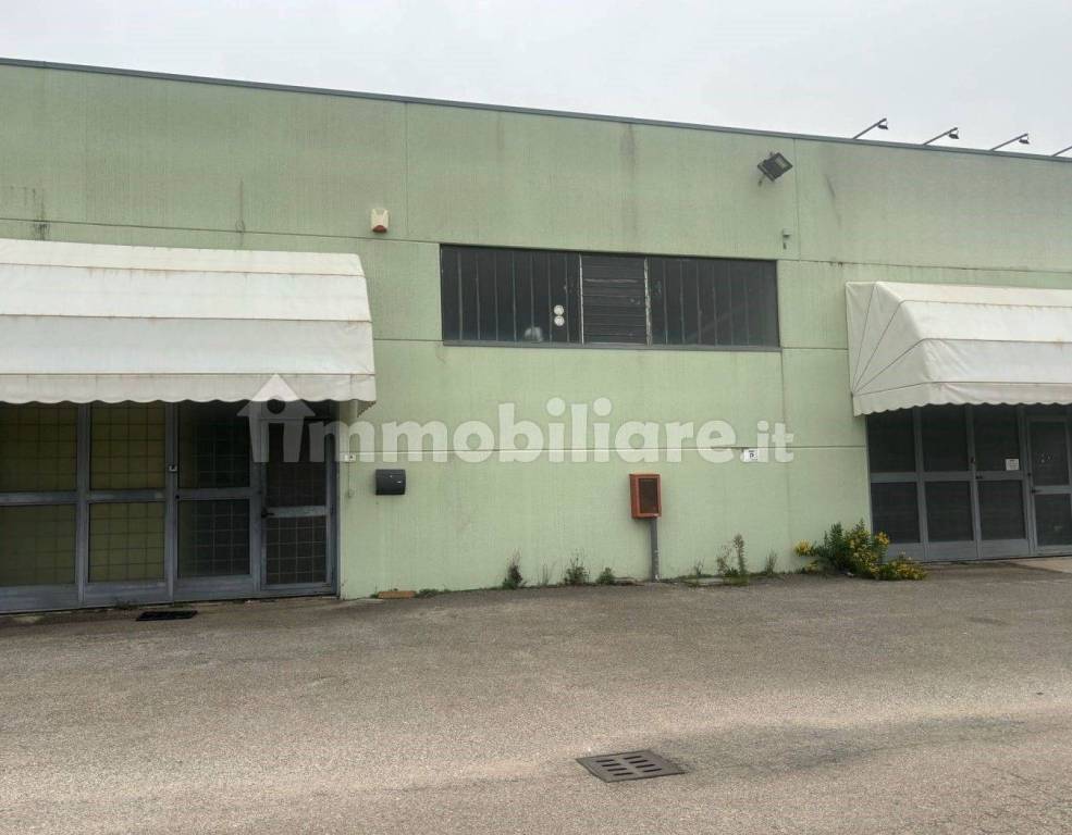 locale commerciale in vendita a Bastia Umbra in zona Ospedalicchio
