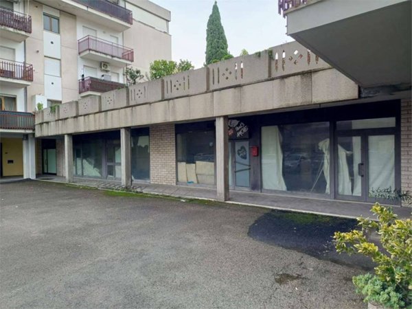 negozio in vendita a Bastia Umbra