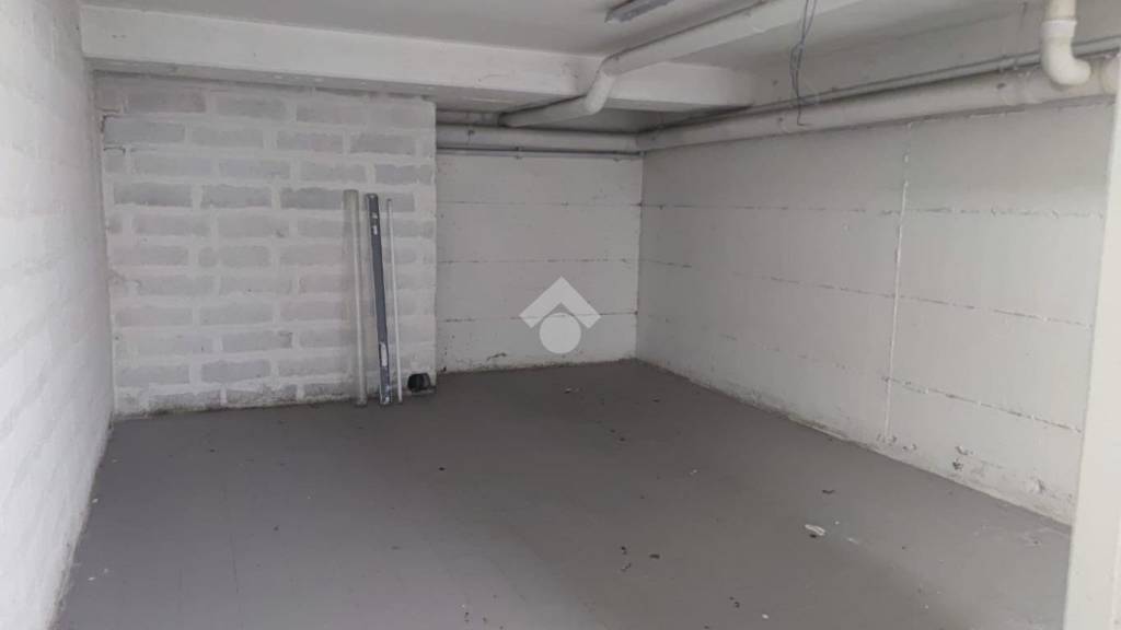 locale di sgombero in vendita a Bastia Umbra
