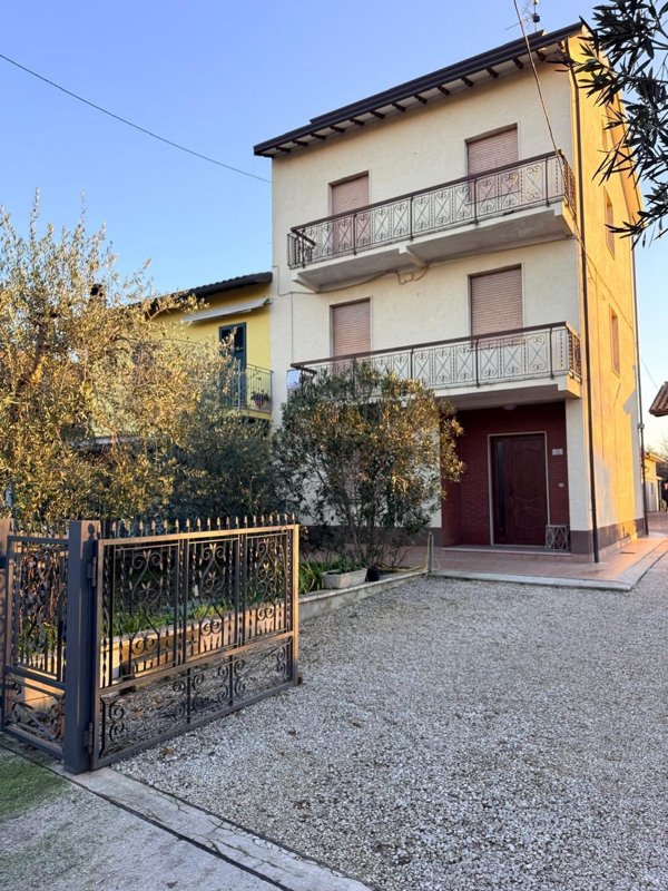 casa indipendente in vendita a Bastia Umbra