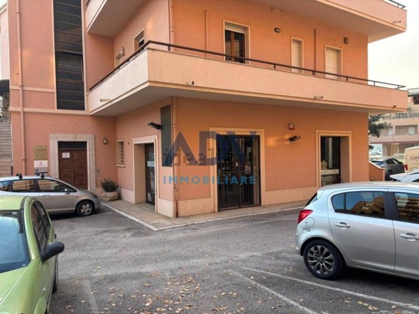 locale commerciale in vendita a Bastia Umbra